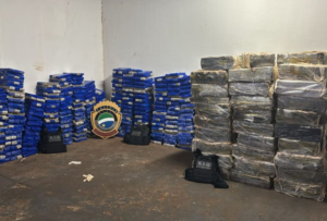 Mais de 3,5 toneladas de maconha são encontradas escondidas em caminhão na BR-376 em MS