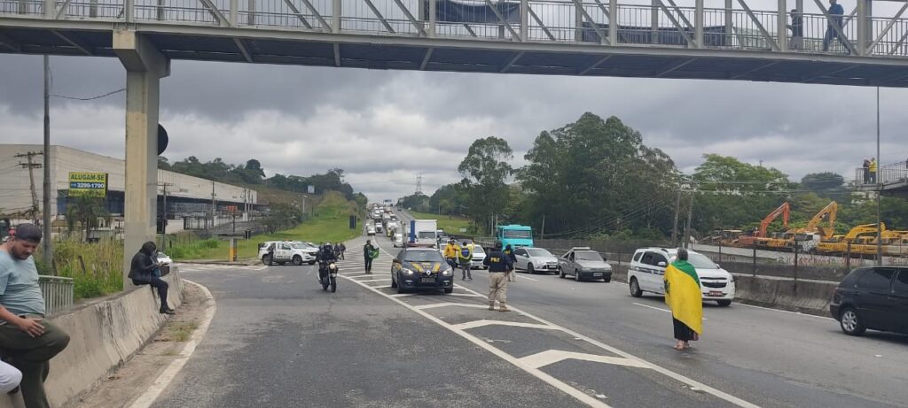 PM prende suspeito de feminicídio em praça de pedágio de Arujá