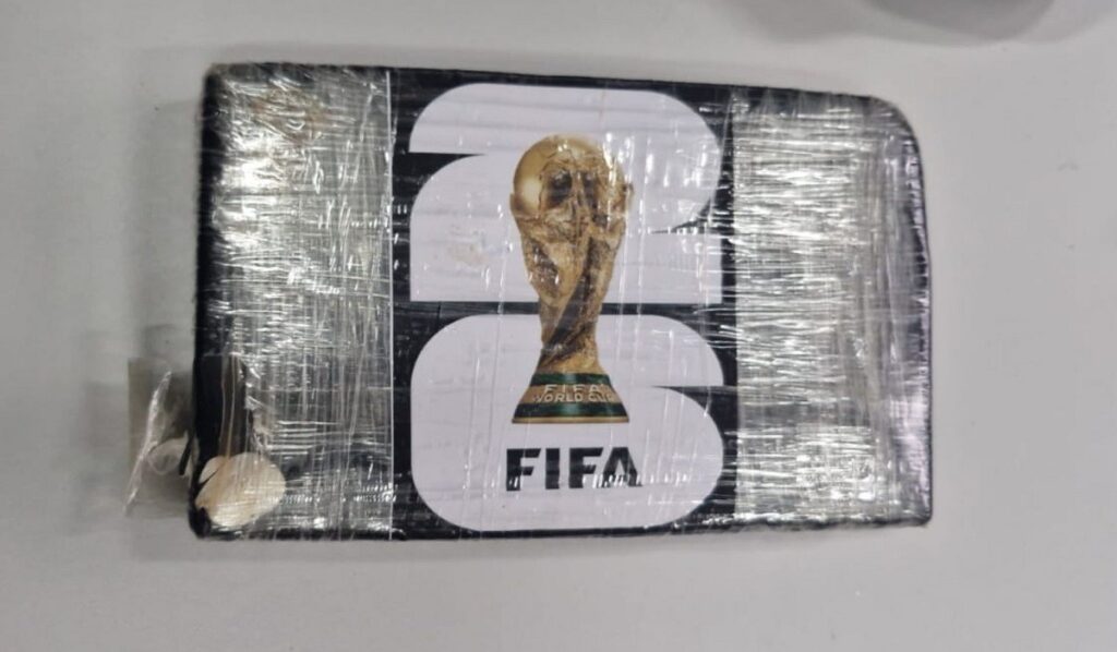 Polícia apreende cocaína em embalagem com logo da Fifa e imagem da taça da Copa do Mundo no interior de SP