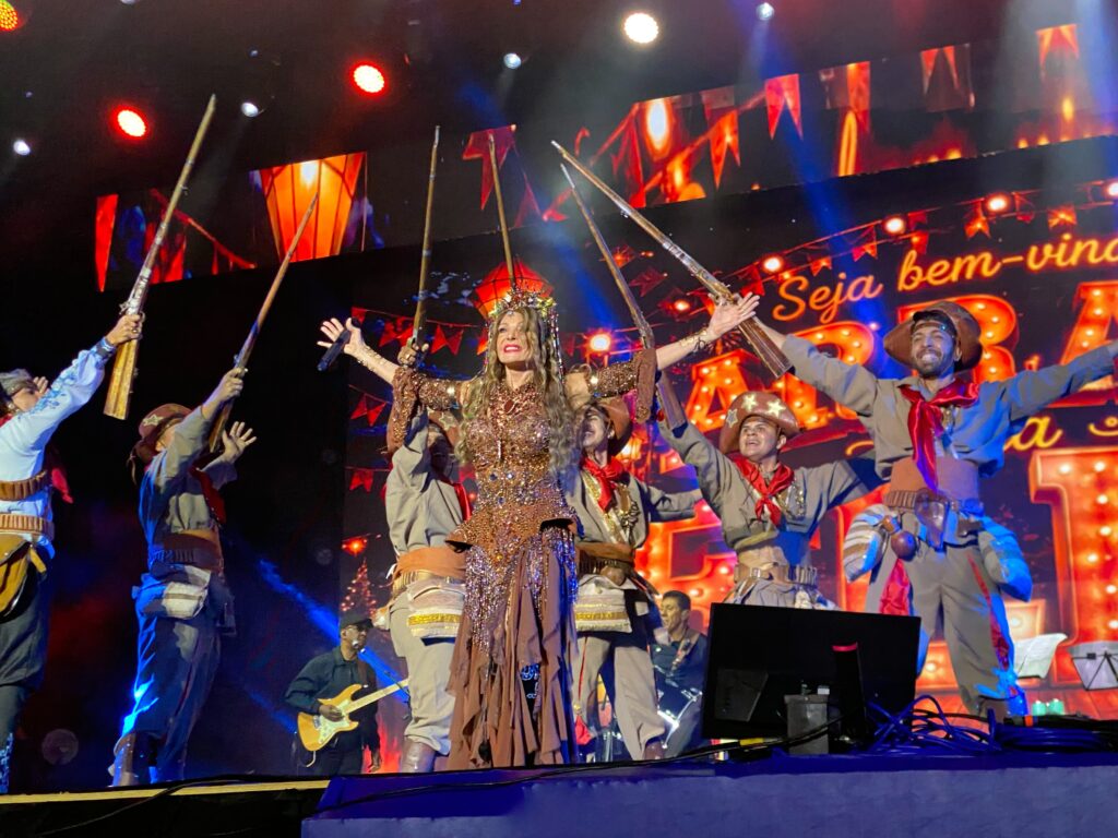 São João de Campina Grande: Elba Ramalho atrai fãs de todo o país