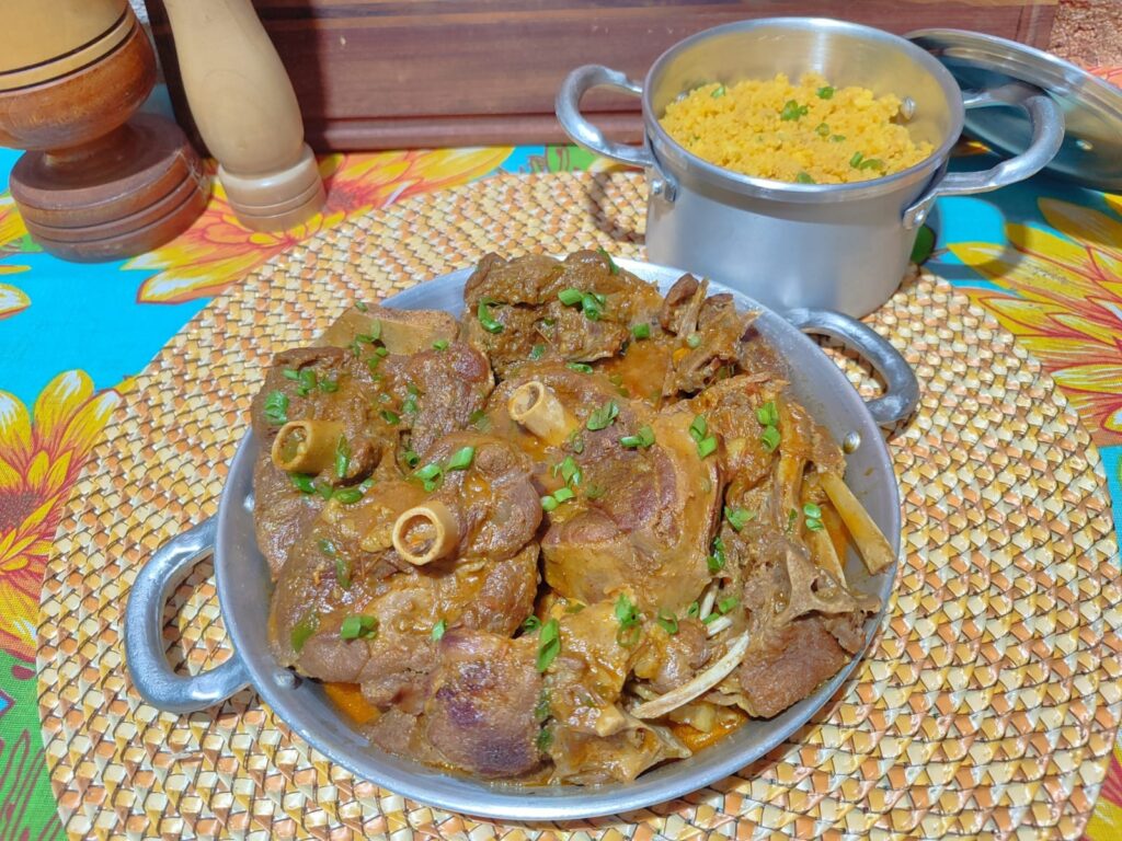 Aprenda a fazer guisado de carneiro com farofa de cuscuz
