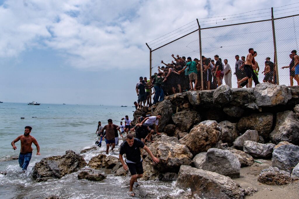Chegada de imigrantes pelo mar é inédita e viola a soberania territorial da Espanha, diz premiê espanhol