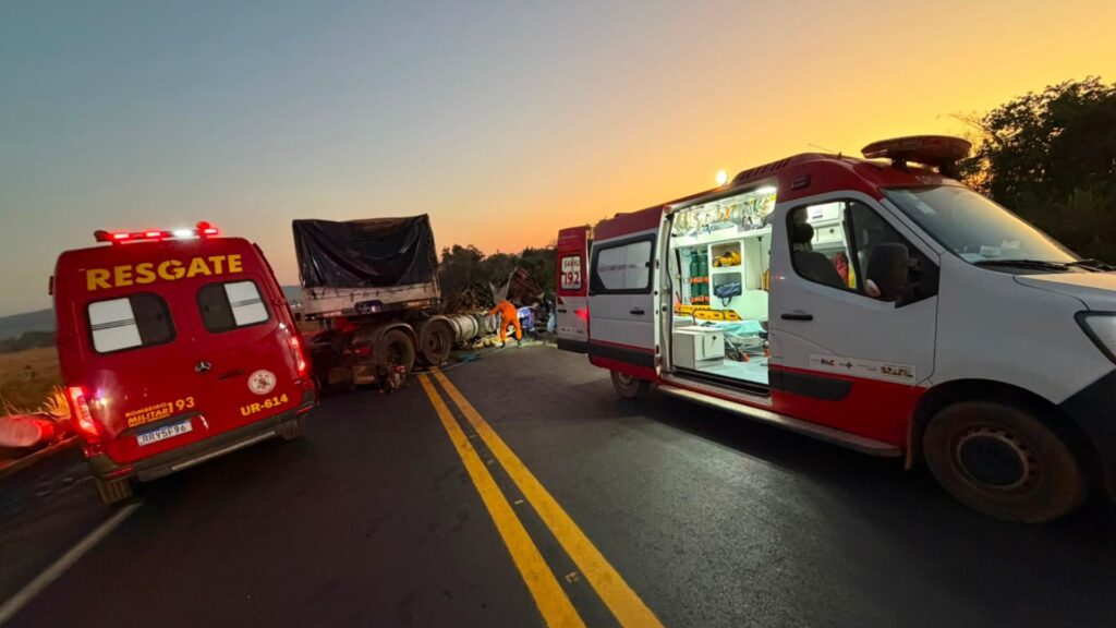 Batida entre caminhões deixa 3 mortos e mulher ferida em MT