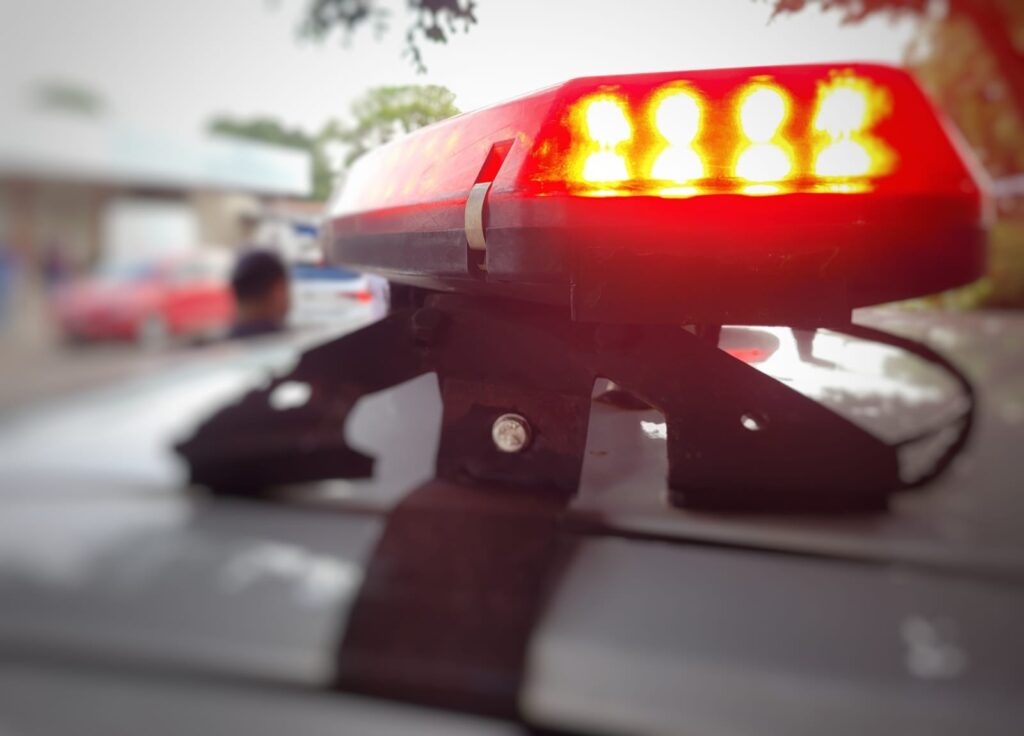 Homem é morto a tiros após ser abordado por suspeitos em carro em MG