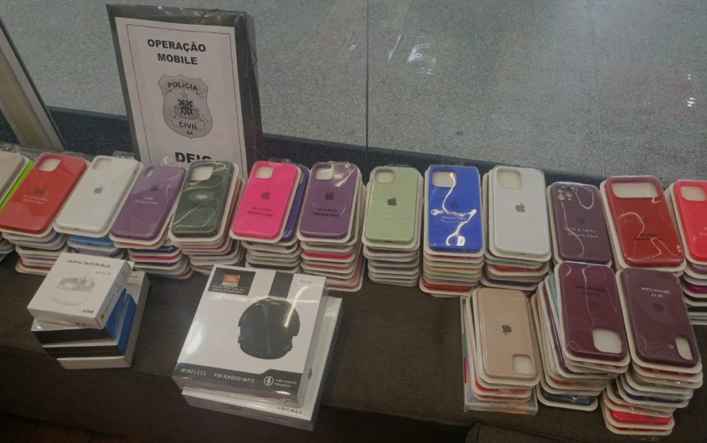 Operação apreende celulares e mais de mil acessórios falsificados em Feira de Santana