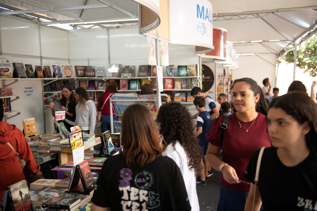 Salão do Livro começa nesta terça (4) em Ipatinga com teatro, oficinas e feira literária