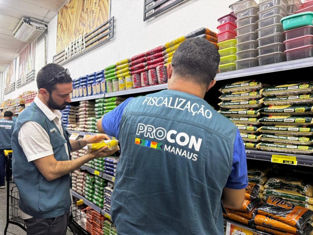 Supermercados em Manaus: Procon apreende 650 itens impróprios