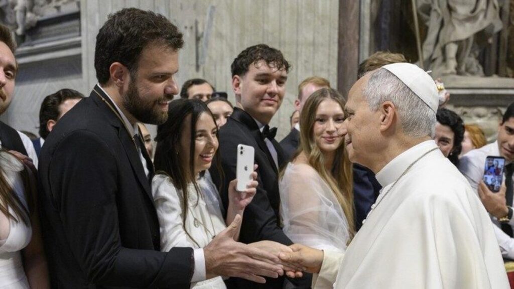 Casal mineiro recebe bênção e conselho do papa Francisco durante lua de mel no Vaticano