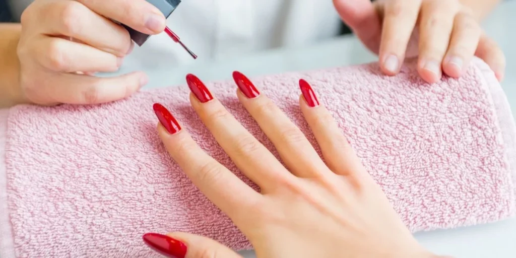 Cores de esmalte que rejuvenescem e valorizam as mãos após os 30 anos