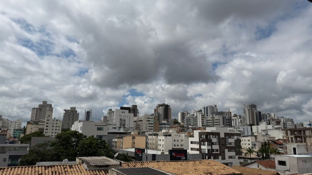 Divinópolis e região enfrentam semana de instabilidade com chuvas e céu encoberto