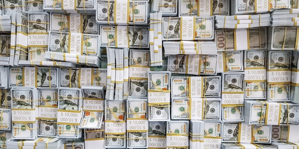 Dólar recua para R$ 5,14 com otimismo global e alívio no mercado financeiro