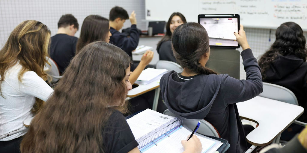 Estudantes nascidos em março e abril recebem parcela do Pé-de-meia nesta terça-feira