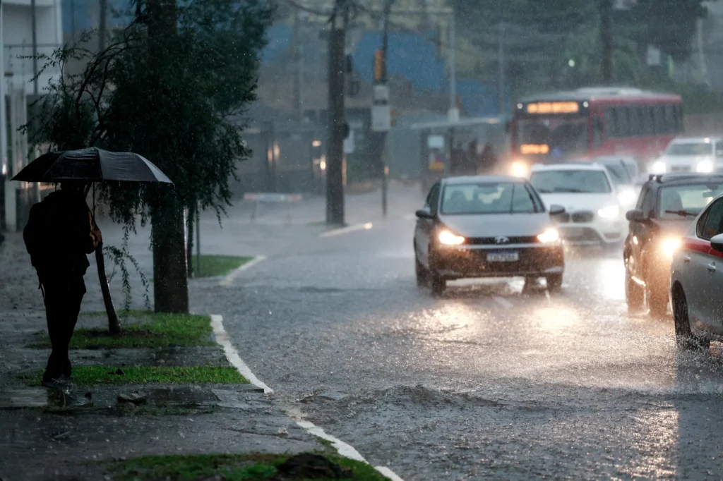 Frente fria rompe bloqueio atmosférico e traz chuva ao Sul de Minas