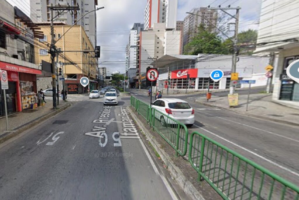 Motorista colide caminhonete contra mureta na avenida Itamar Franco em Juiz de Fora