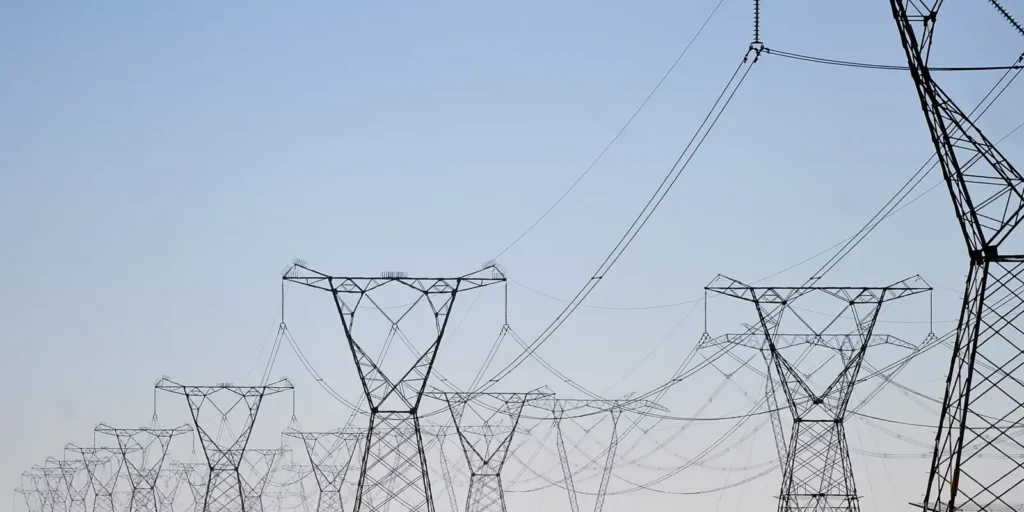 ONS ordena novo corte na produção de energia em 2026 para equilibrar oferta no sistema nacional