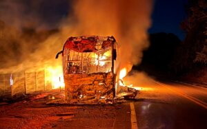Polícia apura incêndio em ônibus envolvido em atropelamento fatal na Br-265