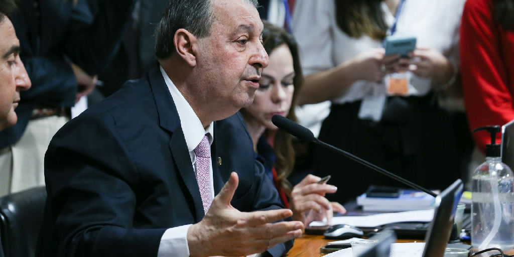 Senador Omar Aziz apresenta relatório favorável ao fim da escala 6x1 na CCJ