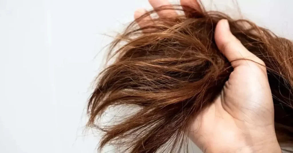 5 Hábitos diários que roubam o brilho do seu cabelo e como evitá-los
