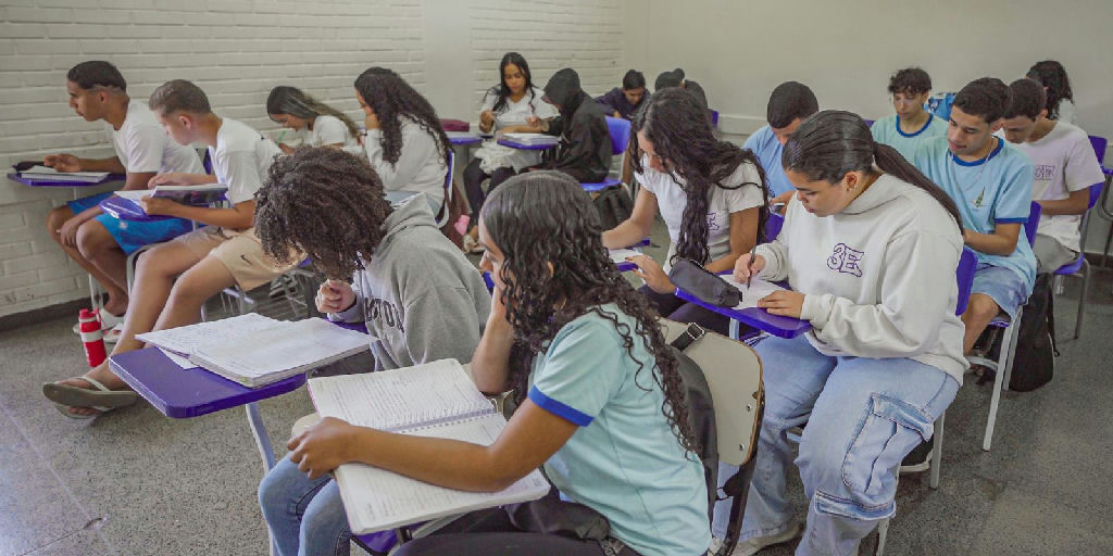Brasil reduz distância para a OCDE no Pisa 2025 mas nível de aprendizagem segue baixo