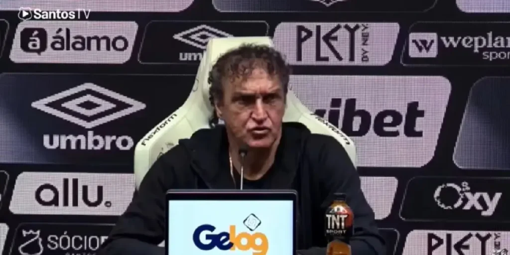Cuca permanece no comando do Santos após eliminação na Sul-americana