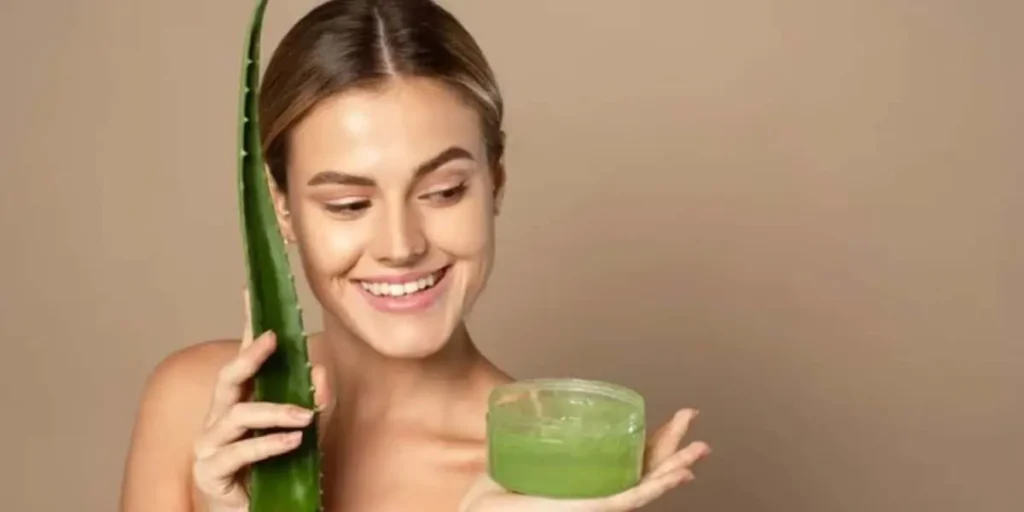 Cuidados com a pele aos 40: o que a ciência diz sobre o uso de babosa na rotina facial