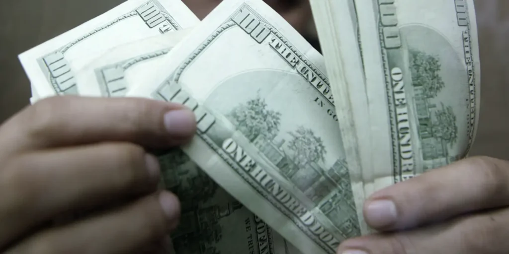 Dólar avança para R$ 5,17 sob pressão de cenário eleitoral e instabilidade externa