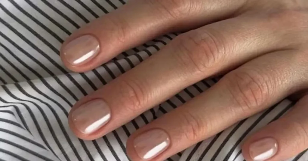 Glass nails: a tendência de unhas translúcidas que resgata o estilo dos anos 2000
