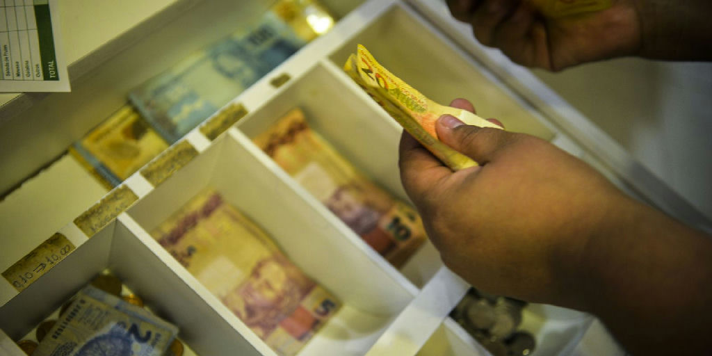 INPC registra variação negativa em agosto e acumula alta de 3,98% em 12 meses