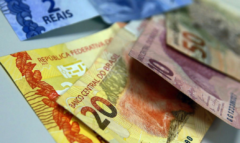 Juros em alta e inadimplência de 6% pressionam orçamento das famílias brasileiras
