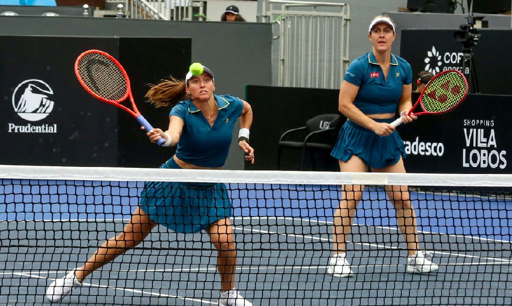 Luisa Stefani avança às semifinais do SP Open após desistência das adversárias