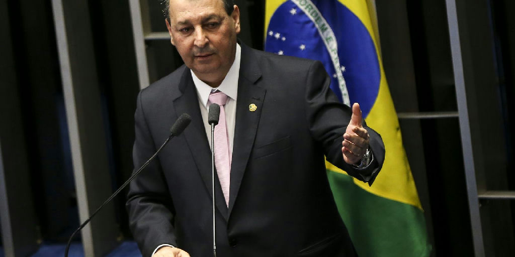 Omar Aziz barra 36 emendas da oposição que visavam preservar a escala 6x1 na PEC das 40 horas