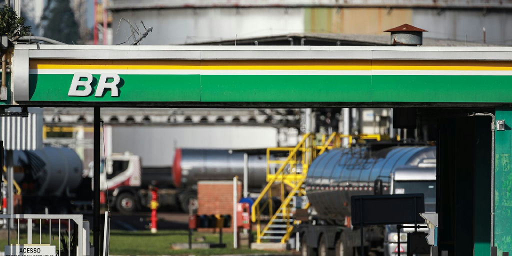 Petrobras eleva preço do diesel nas refinarias mas mantém valor final com subsídio