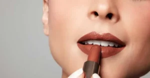 Primavera pede renovação: 5 tons de batom que iluminam o rosto e rejuvenescem o visual