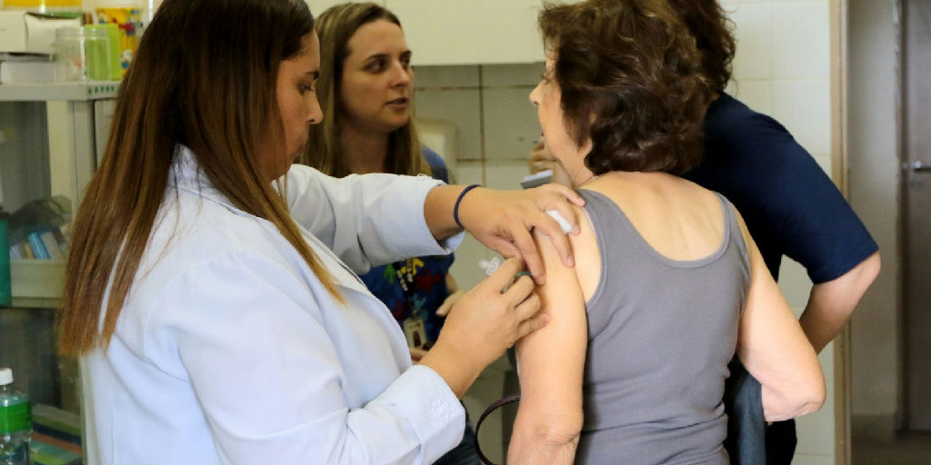 SUS amplia acesso à vacina pneumo 20 para idosos com 85 anos ou mais
