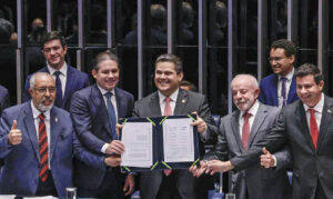 Alcolumbre quebra protocolo e homenageia paim na promulgação do fim da escala 6x1
