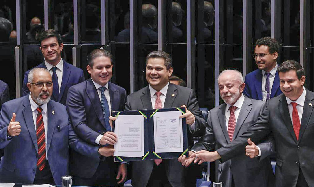 Alcolumbre quebra protocolo e homenageia paim na promulgação do fim da escala 6x1