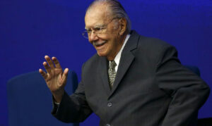 Após nove dias internado, ex-presidente José Sarney recebe alta médica em São Luís