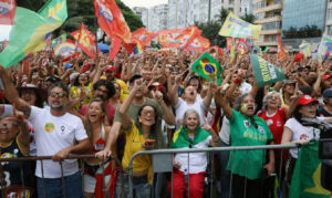 Ato em Copacabana reúne multidão em defesa da democracia e de Lula