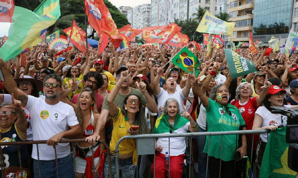 Ato em Copacabana reúne multidão em defesa da democracia e de Lula