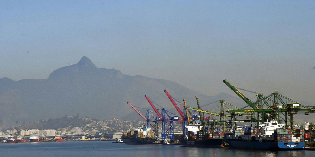 Balança comercial brasileira tem projeção de superávit reduzida para US$ 84,4 bilhões em 2026