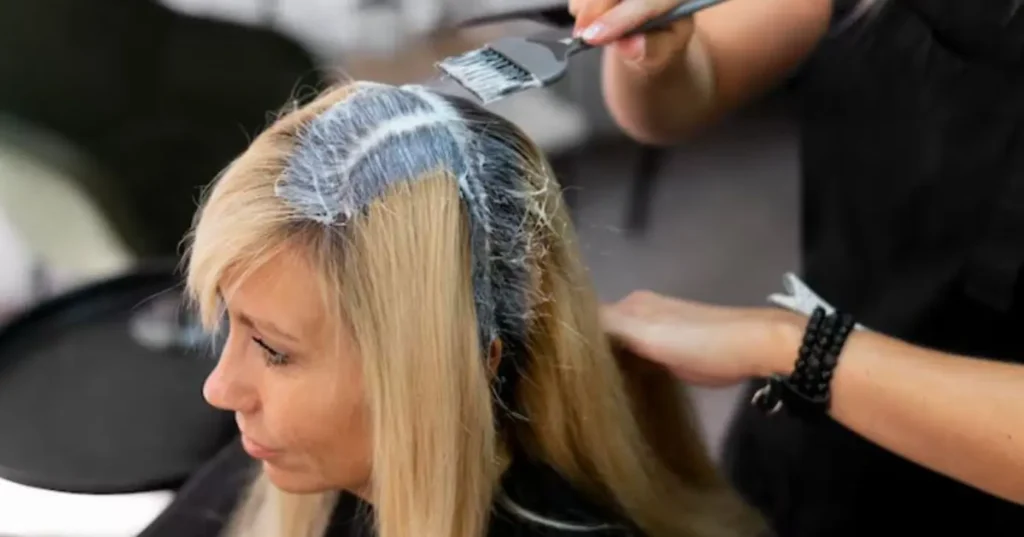 Cabelo branco: alternativas práticas para disfarçar a raiz e espaçar idas ao salão