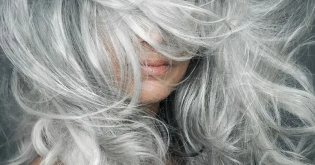Cabelo branco saudável: como eliminar o frizz e manter a hidratação em dia