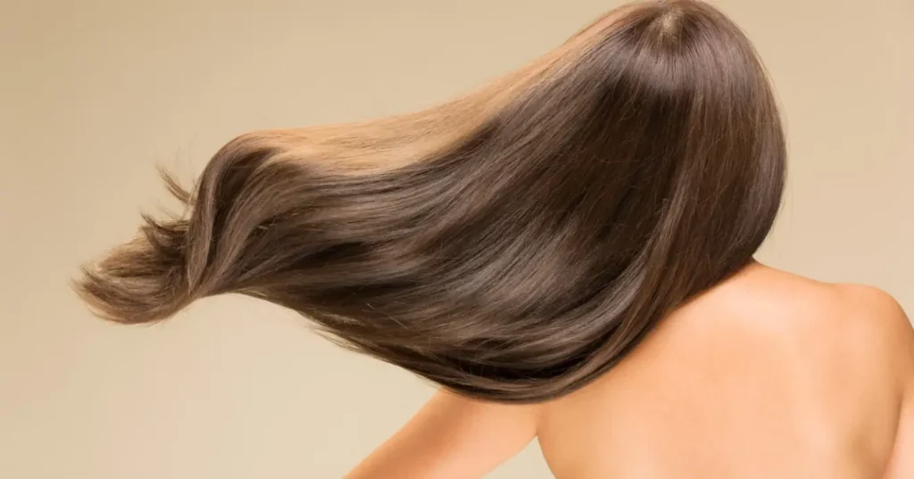 Cabelo liso sem chapinha: 5 técnicas eficazes para alinhar os fios sem calor