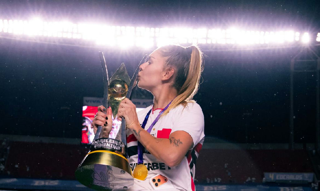 Carol Gil celebra título do Brasileirão com convocação para a seleção brasileira