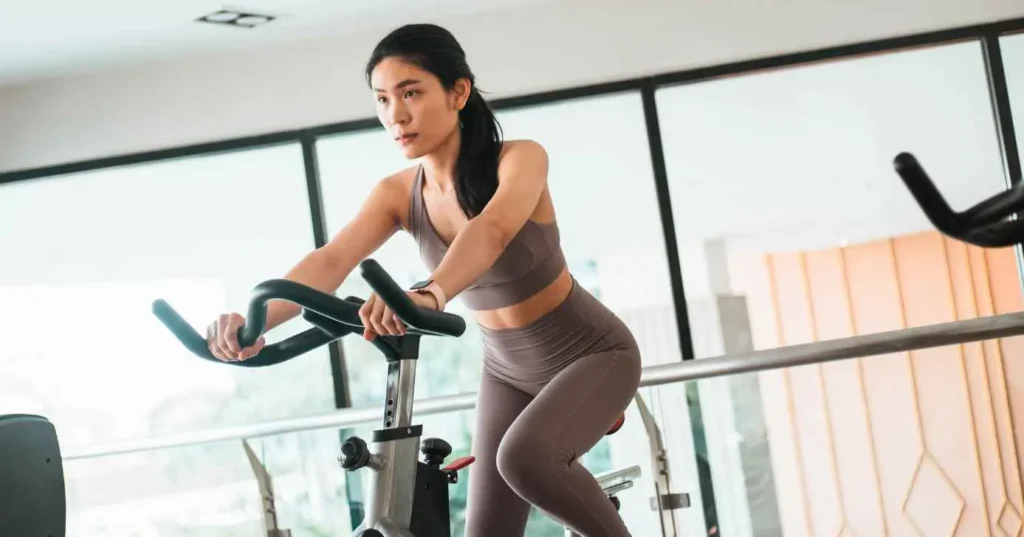 Cuidados na academia: 3 produtos essenciais para proteger pele e cabelos do suor