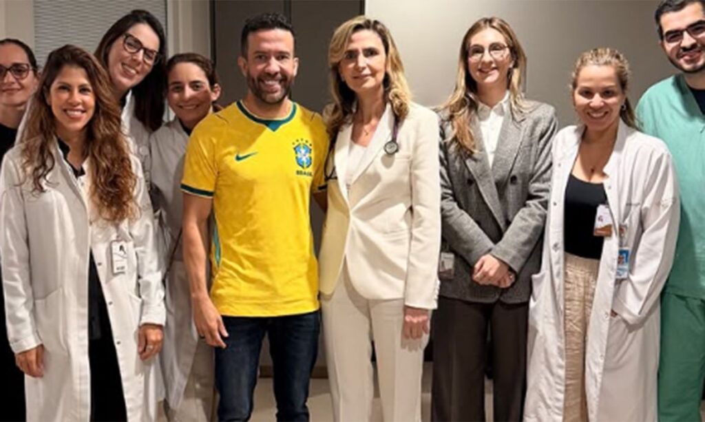 Deputado federal André Janones recebe alta hospitalar em São Paulo