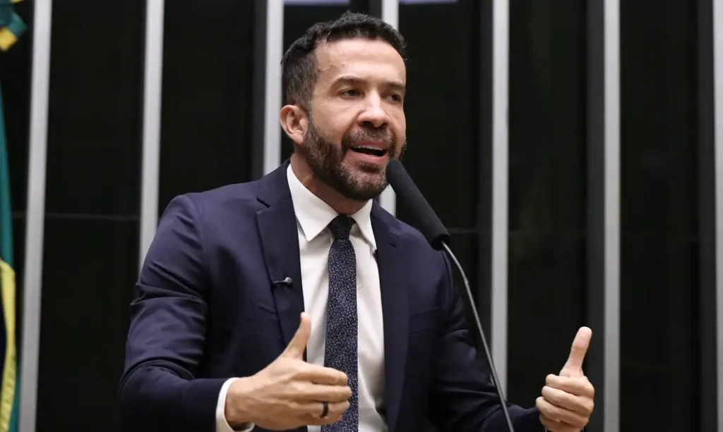 Deputado federal André Janones vai para UTI em São Paulo após crise de arritmia