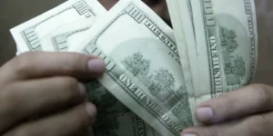 Dólar fecha abaixo de R$ 5 e bolsa brasileira renova recorde histórico