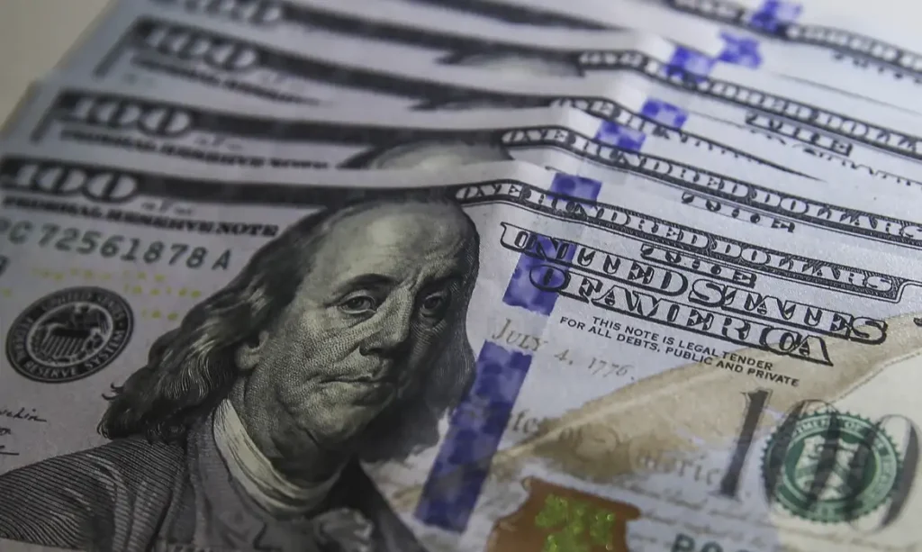 Dólar recua para R$ 5,01 com exterior e cenário eleitoral no Brasil