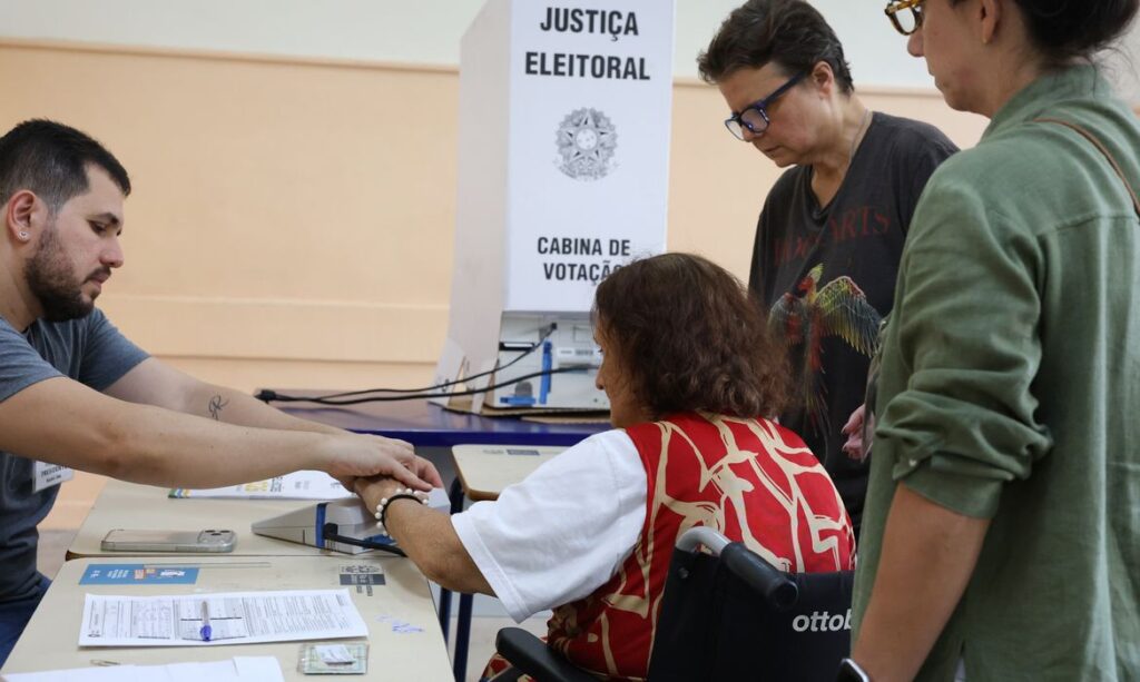 Eleitores com 70 anos ou mais aumentam participação nas urnas e marcam recorde no primeiro turno de 2026